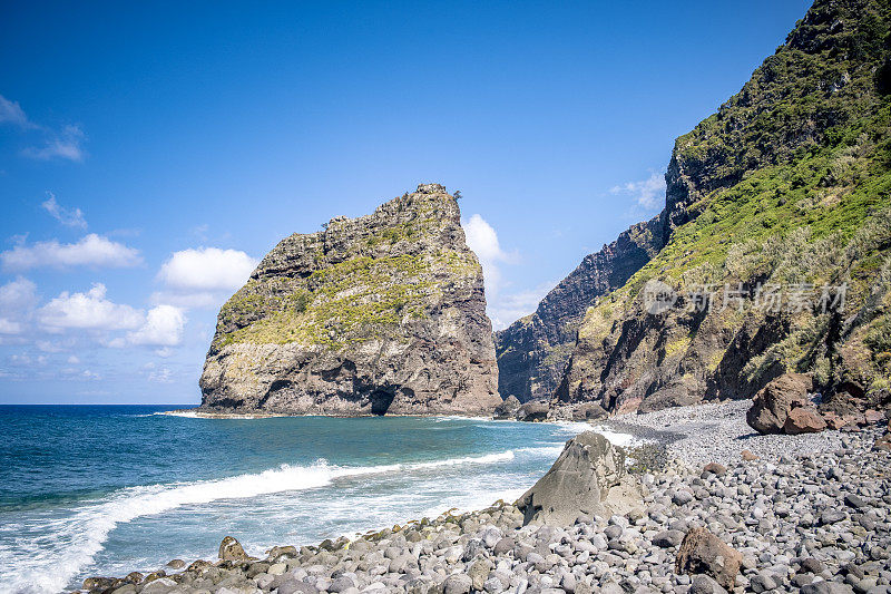 从Ilhéu da Viúva ou da Rocha do Navio眺望马德拉海岸线